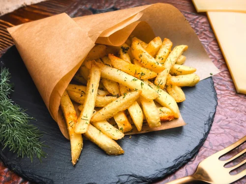 Картофель фри с пармезаном и зеленью