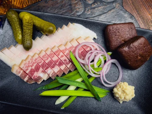 Грудинка с салом луком и хреном
